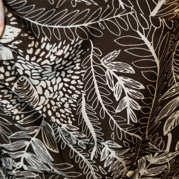 Cato Women's New Black w/ Green Floral Print Sleeveless Top Size Large NWT - Picture 3 of 7